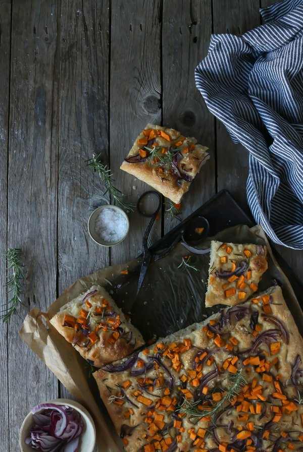 Quelle est la recette pour une focaccia italienne aux herbes et olives noires ?